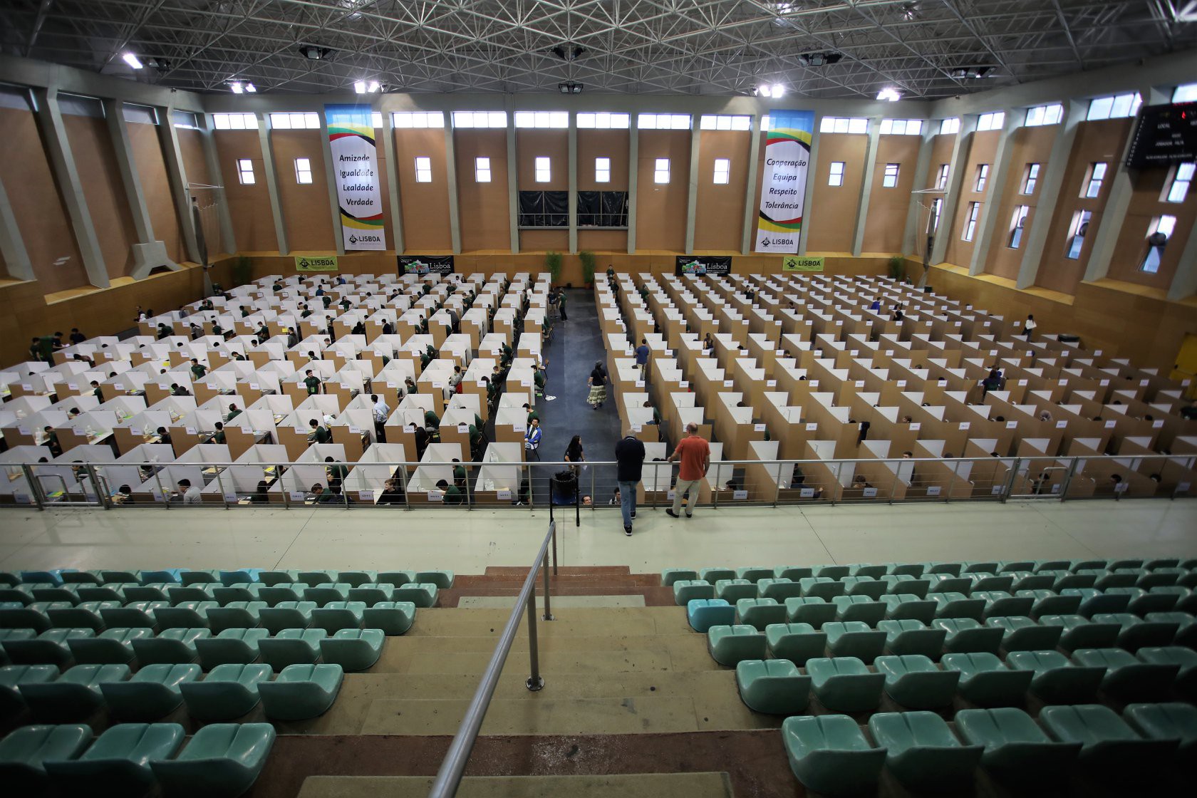 Đột nhập phòng thi Olympic Vật lý Quốc tế: Mỗi người 1 ô vuông riêng biệt, muốn đi toilet phải giơ lá cờ có chữ WC