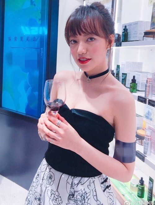 Soái ca cổ trang đào hoa nhất màn ảnh: Có hai ái nữ xinh đẹp, hết mực yêu vợ thương con Soái ca cổ trang đào hoa nhất màn ảnh: Có hai ái nữ xinh đẹp, hết mực yêu vợ thương con