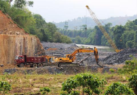 Tố vợ PGĐ Sở làm thủy điện nứt nhà dân: Sự thật