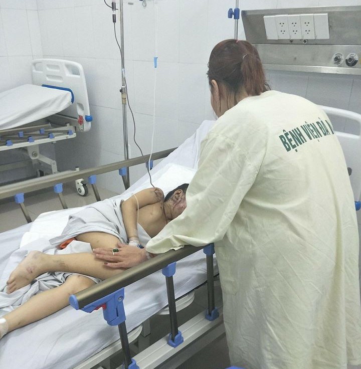 Tiếng thét xé lòng gọi tên mẹ của bé gái sống sót sau vụ xe đón dâu gặp nạn