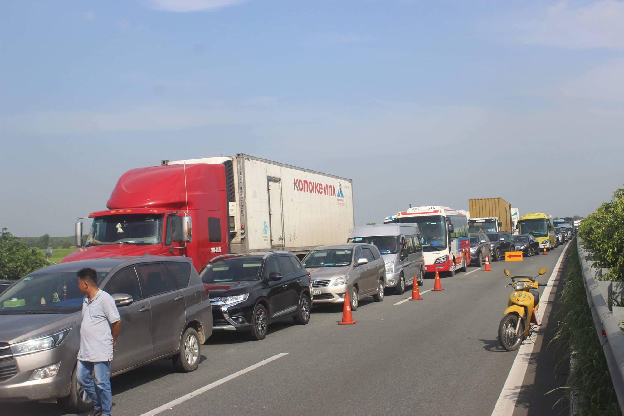 Xe container phanh gấp gây tai nạn liên hoàn, cao tốc TP. HCM-Long Thành-Dầu Giây kẹt xe từ sáng đến trưa