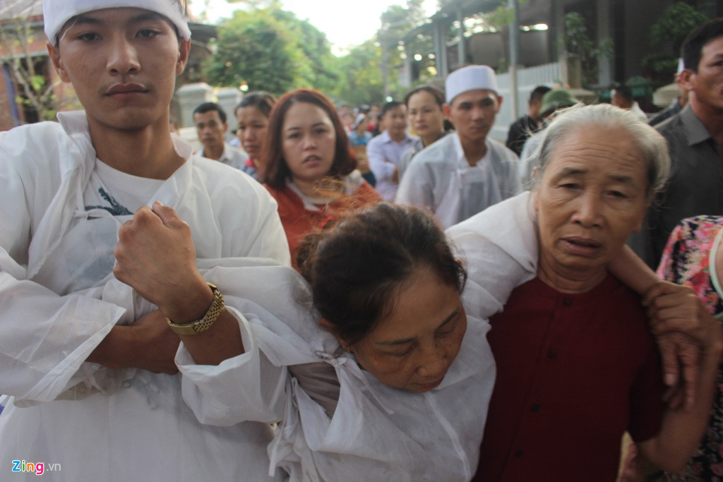 Nghìn người tiễn đưa nạn nhân vụ xe rước dâu gặp nạn