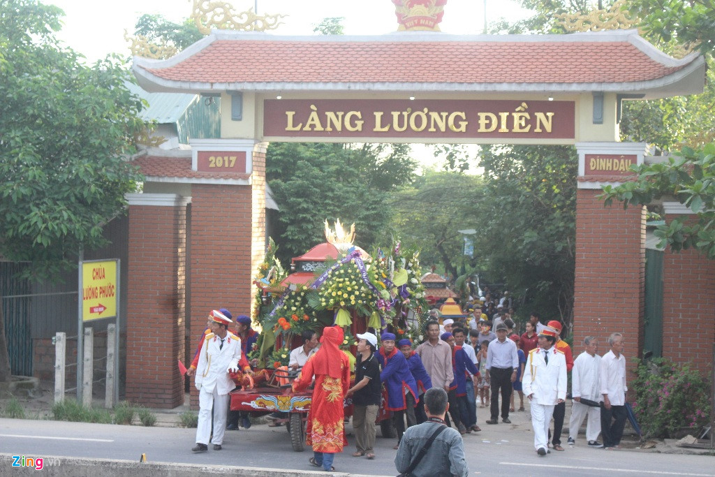 Nghìn người tiễn đưa nạn nhân vụ xe rước dâu gặp nạn