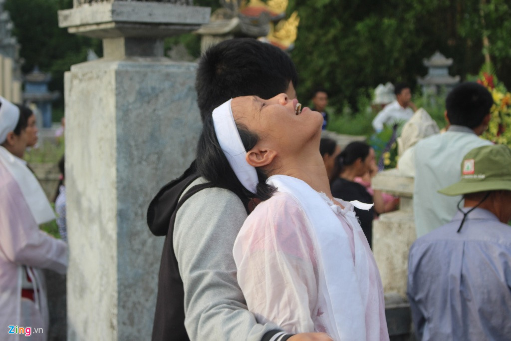 Nghìn người tiễn đưa nạn nhân vụ xe rước dâu gặp nạn