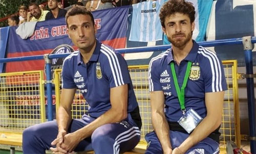 Thần tượng của Messi dẫn dắt tuyển Argentina