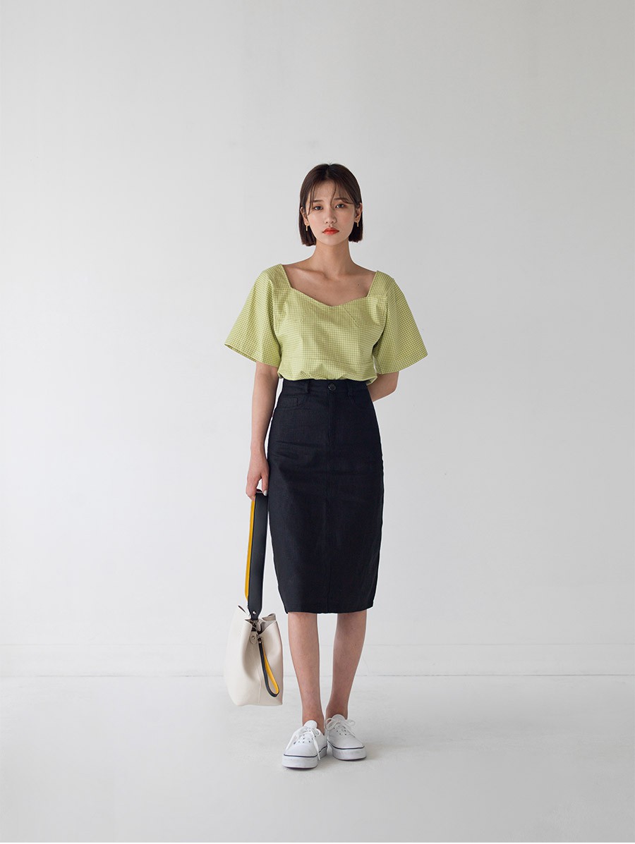 Đậm chất nữ tính và làm lu mờ mọi khuyết điểm của đôi chân ắt hẳn là 4 kiểu chân váy midi xinh xắn này