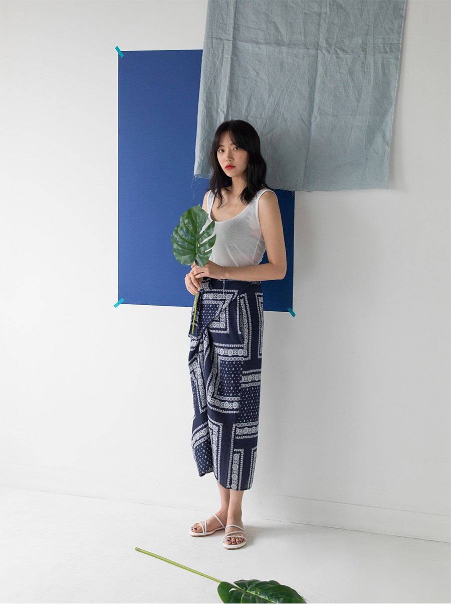 Đậm chất nữ tính và làm lu mờ mọi khuyết điểm của đôi chân ắt hẳn là 4 kiểu chân váy midi xinh xắn này