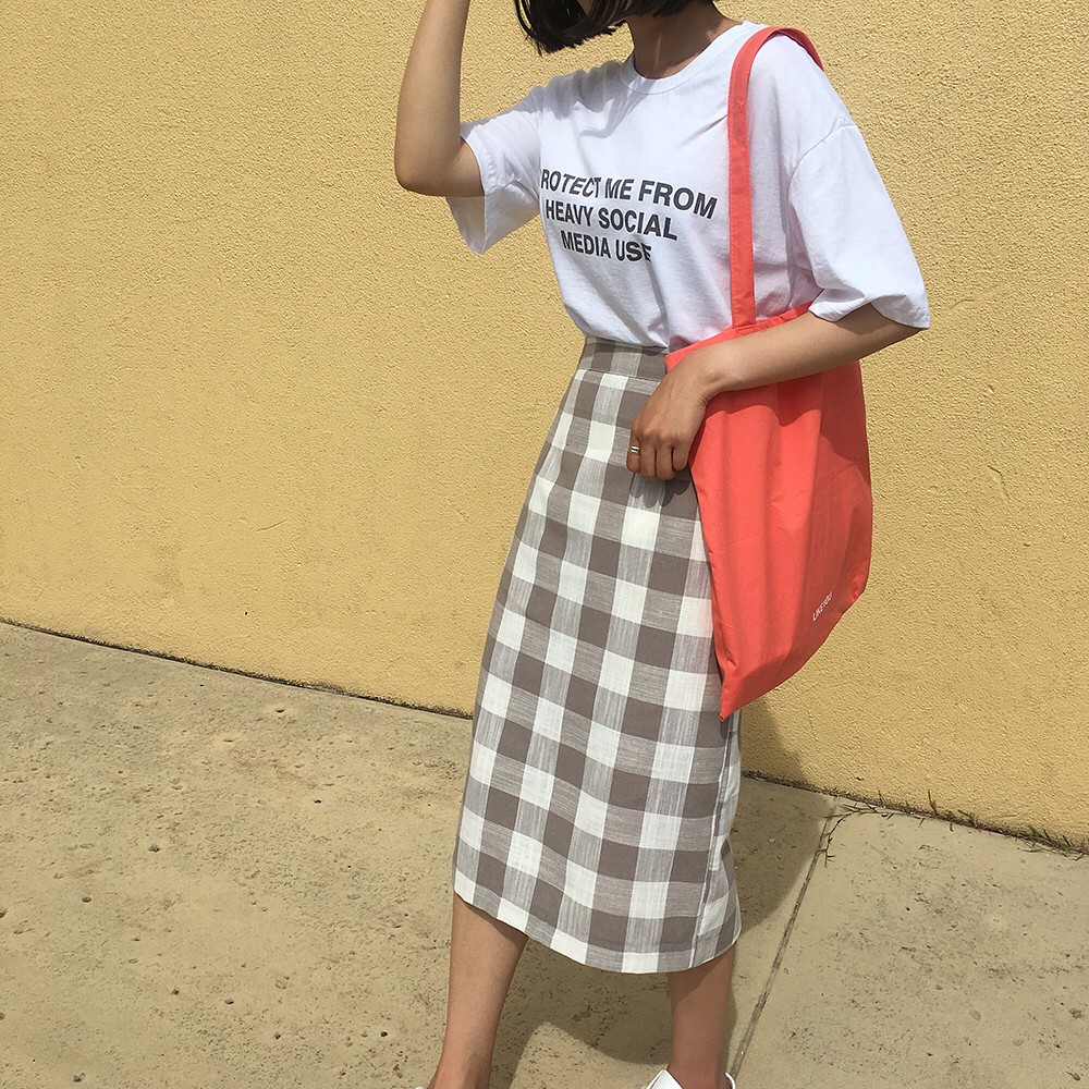 Đậm chất nữ tính và làm lu mờ mọi khuyết điểm của đôi chân ắt hẳn là 4 kiểu chân váy midi xinh xắn này