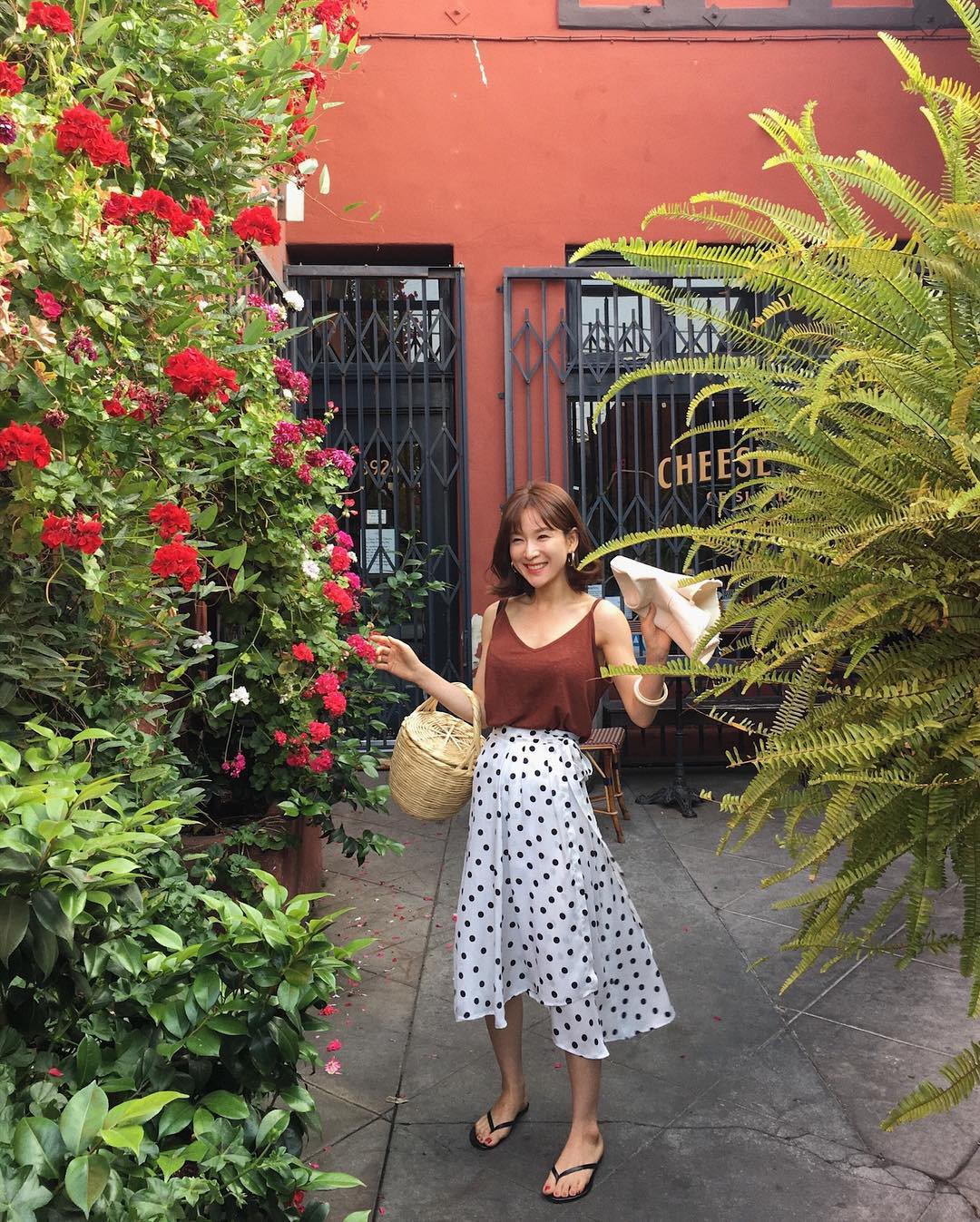 Đậm chất nữ tính và làm lu mờ mọi khuyết điểm của đôi chân ắt hẳn là 4 kiểu chân váy midi xinh xắn này