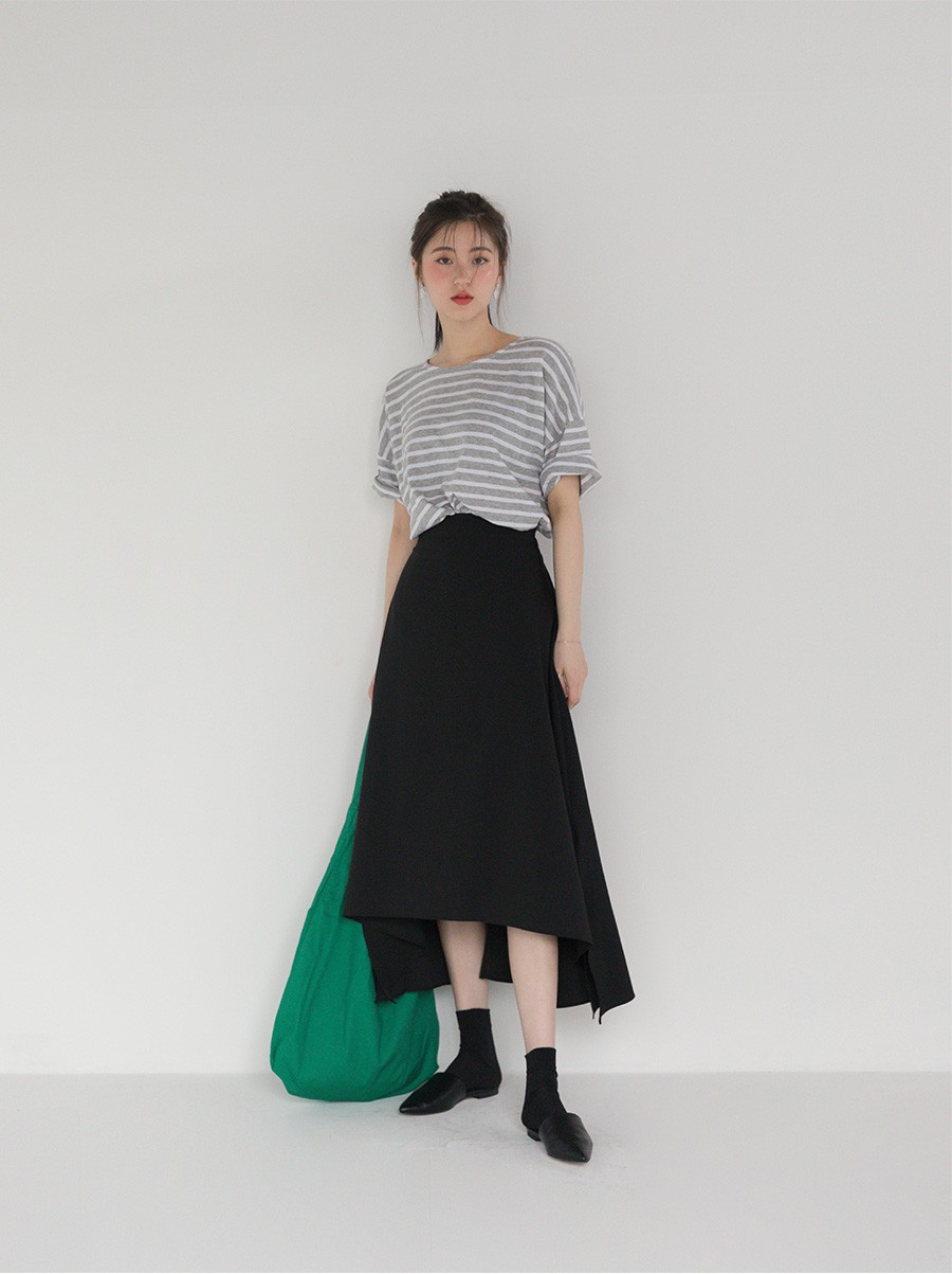 Đậm chất nữ tính và làm lu mờ mọi khuyết điểm của đôi chân ắt hẳn là 4 kiểu chân váy midi xinh xắn này