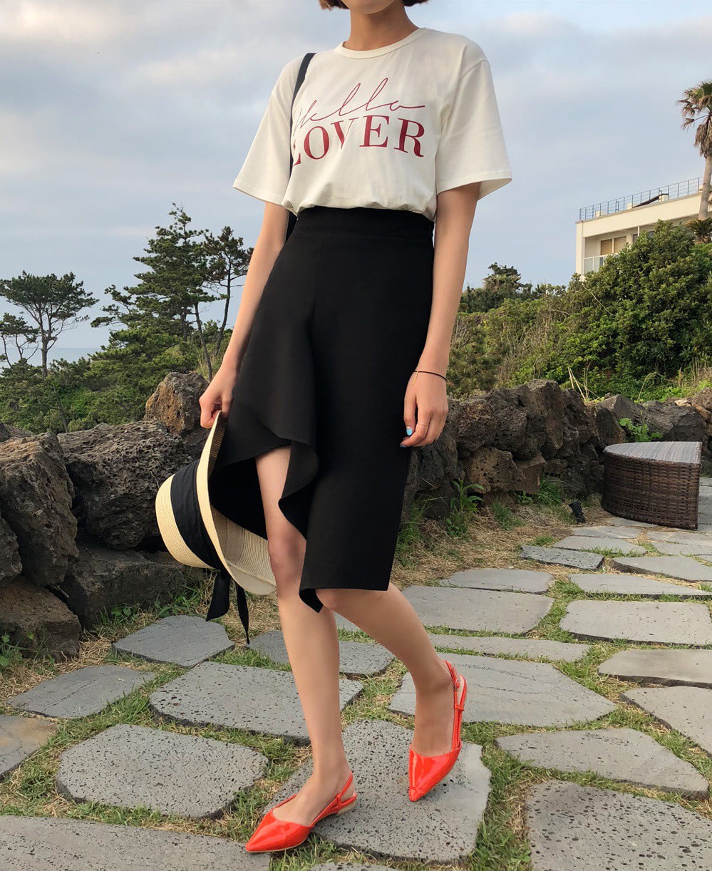 Đậm chất nữ tính và làm lu mờ mọi khuyết điểm của đôi chân ắt hẳn là 4 kiểu chân váy midi xinh xắn này