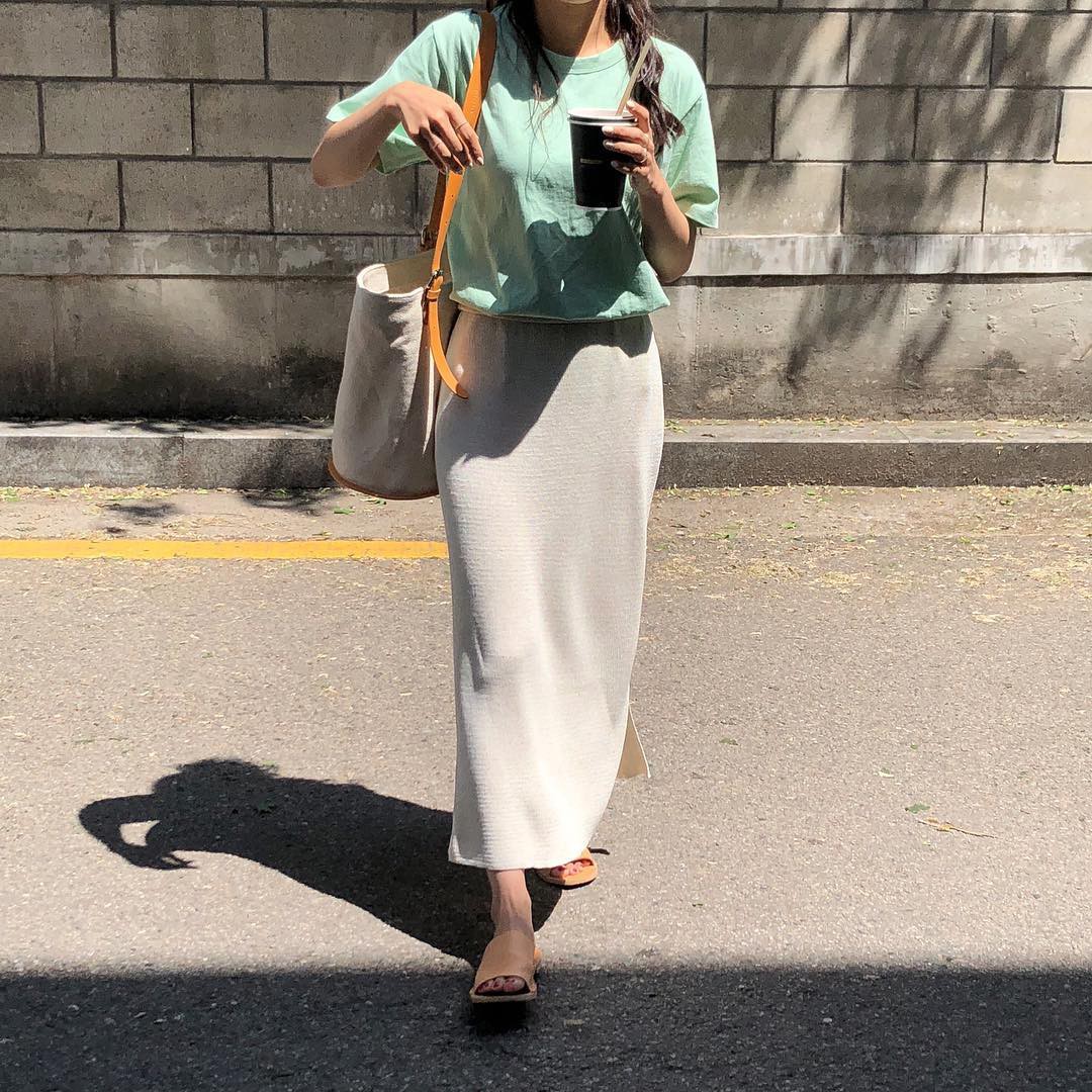 Đậm chất nữ tính và làm lu mờ mọi khuyết điểm của đôi chân ắt hẳn là 4 kiểu chân váy midi xinh xắn này