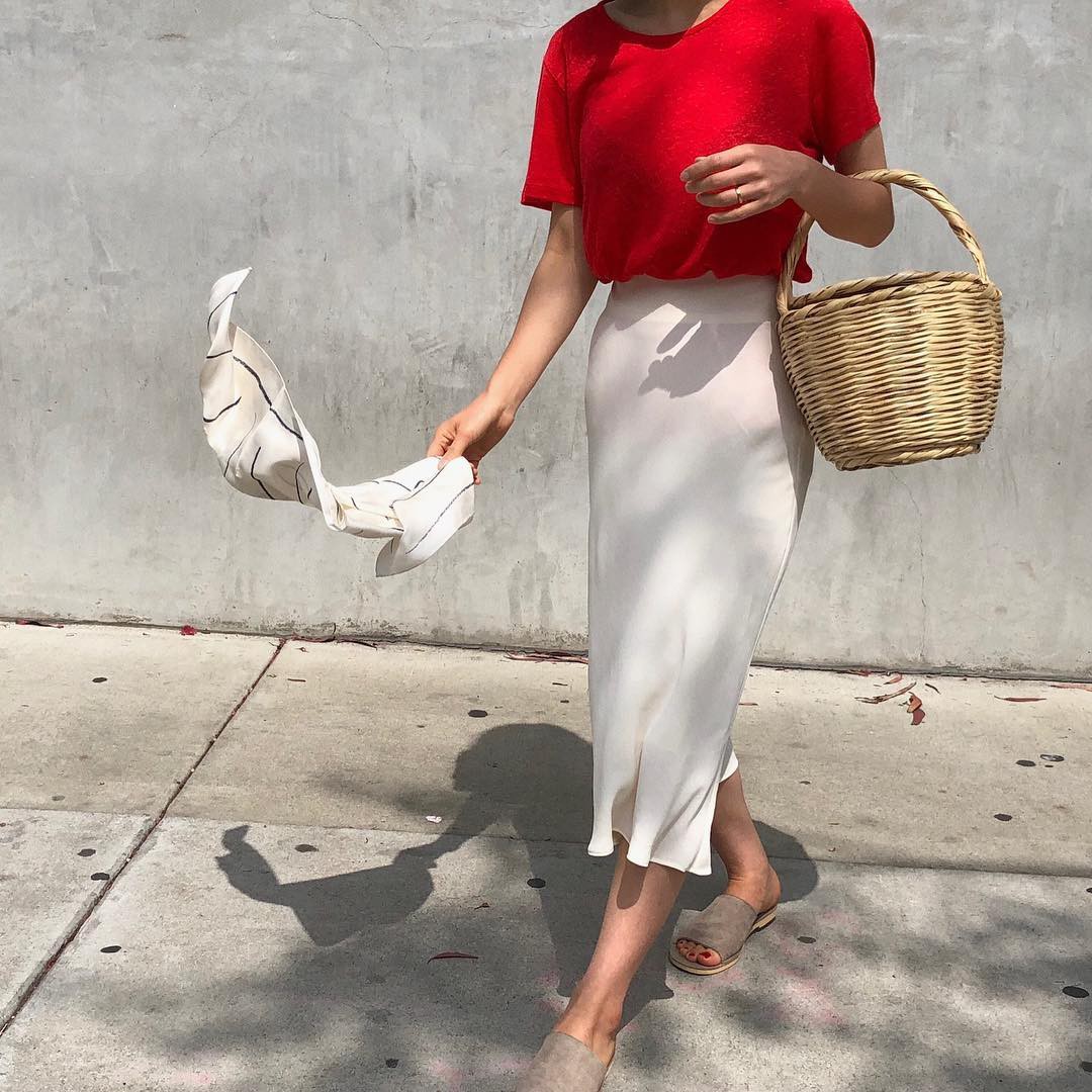 Đậm chất nữ tính và làm lu mờ mọi khuyết điểm của đôi chân ắt hẳn là 4 kiểu chân váy midi xinh xắn này