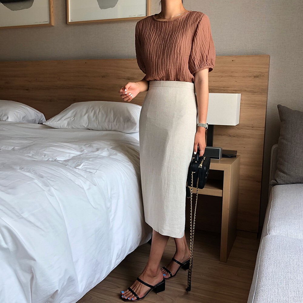 Đậm chất nữ tính và làm lu mờ mọi khuyết điểm của đôi chân ắt hẳn là 4 kiểu chân váy midi xinh xắn này