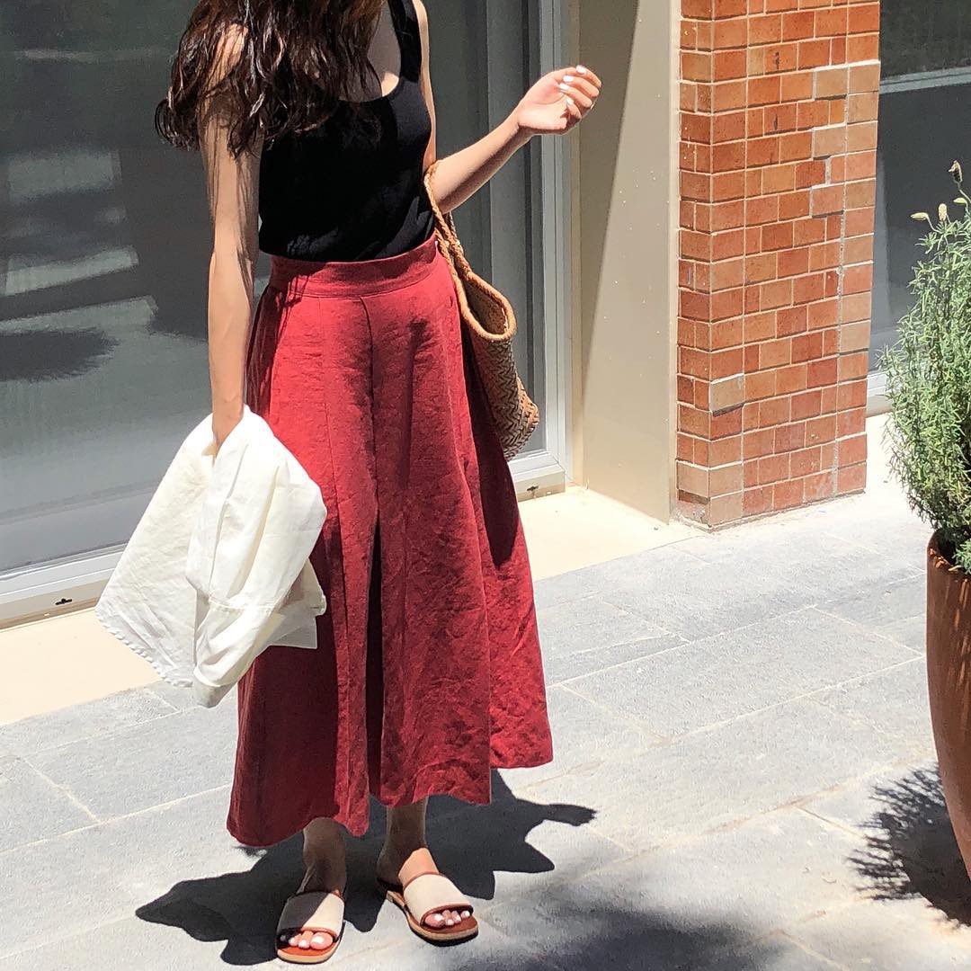 Đậm chất nữ tính và làm lu mờ mọi khuyết điểm của đôi chân ắt hẳn là 4 kiểu chân váy midi xinh xắn này