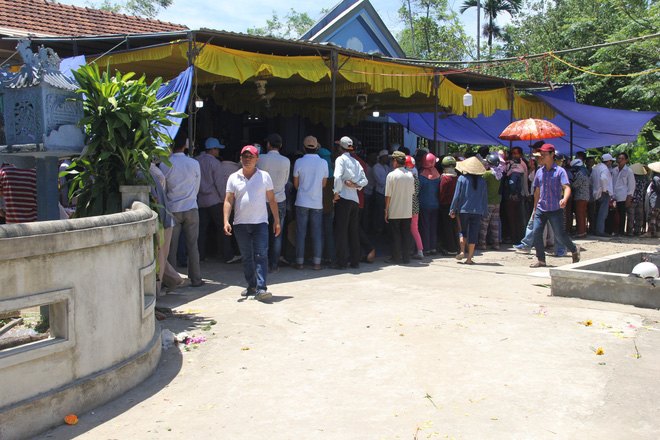 Cô dâu ngất lịm, phải có người cõng vẫn xin được đi theo xe tang mai táng chú rể