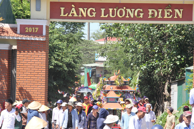 Cô dâu ngất lịm, phải có người cõng vẫn xin được đi theo xe tang mai táng chú rể