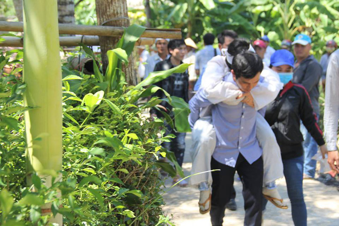 Cô dâu ngất lịm, phải có người cõng vẫn xin được đi theo xe tang mai táng chú rể