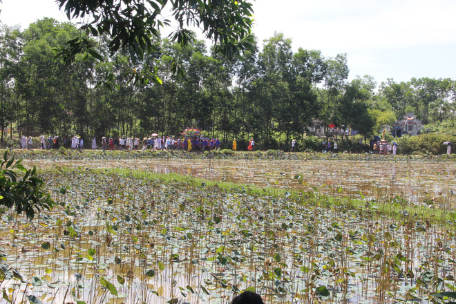 Cô dâu ngất lịm, phải có người cõng vẫn xin được đi theo xe tang mai táng chú rể