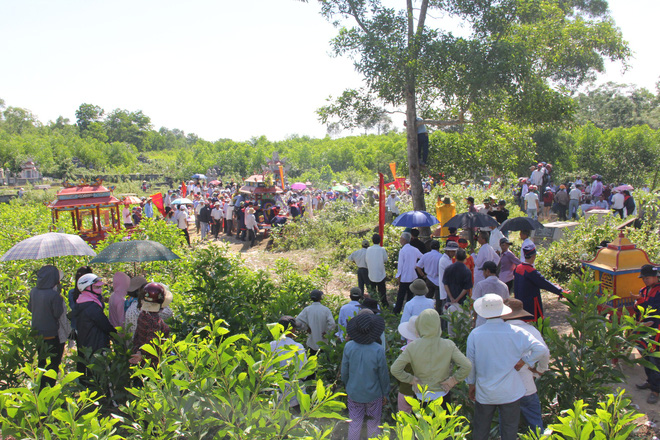 Cô dâu ngất lịm, phải có người cõng vẫn xin được đi theo xe tang mai táng chú rể