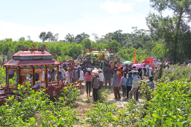 Cô dâu ngất lịm, phải có người cõng vẫn xin được đi theo xe tang mai táng chú rể