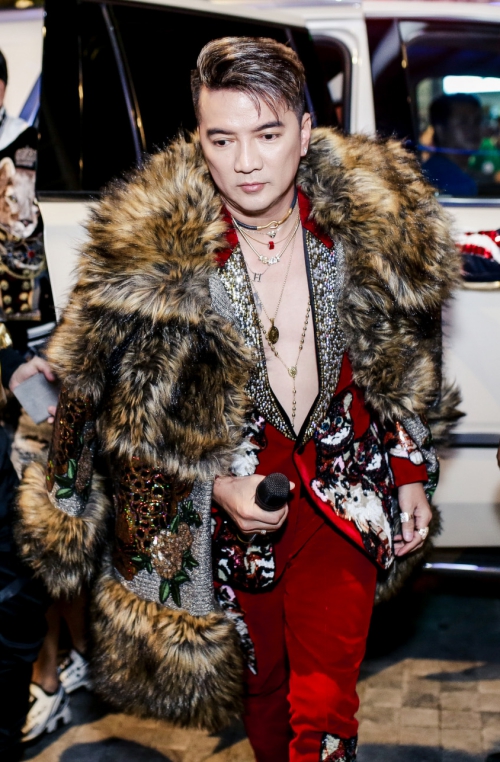 Đàm Vĩnh Hưng ra mắt MV Hello làm náo loạn trung tâm thương mại