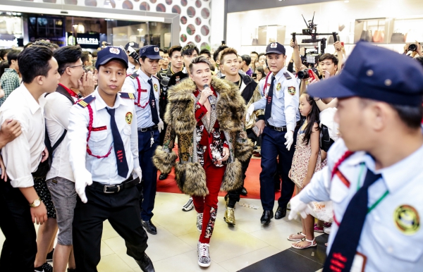 Đàm Vĩnh Hưng ra mắt MV Hello làm náo loạn trung tâm thương mại