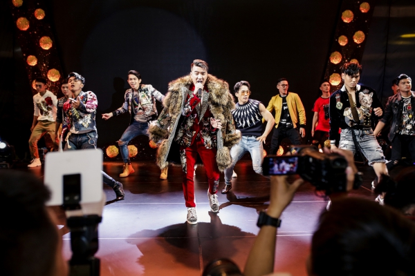 Đàm Vĩnh Hưng ra mắt MV Hello làm náo loạn trung tâm thương mại