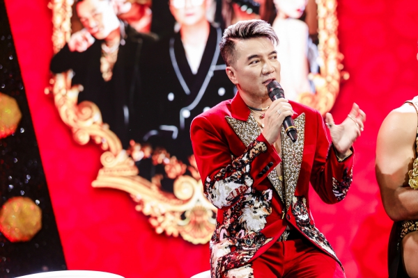 Đàm Vĩnh Hưng ra mắt MV Hello làm náo loạn trung tâm thương mại