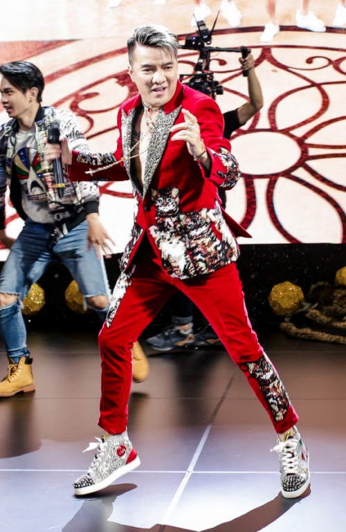 Đàm Vĩnh Hưng ra mắt MV Hello làm náo loạn trung tâm thương mại