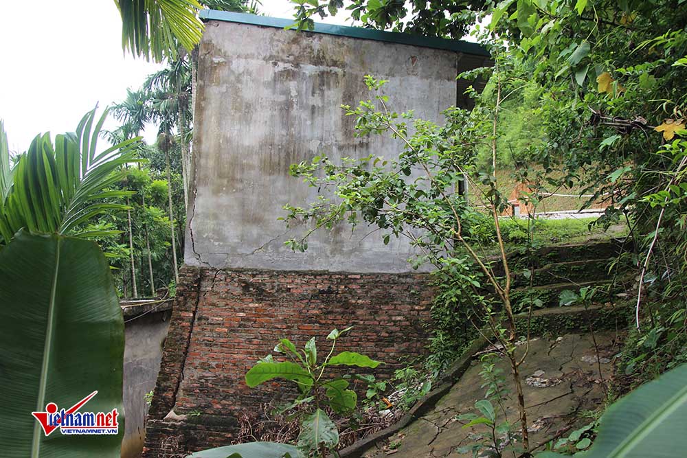 Hòa Bình: Thêm nhiều nhà nứt toác, chực sập xuống sông Đà