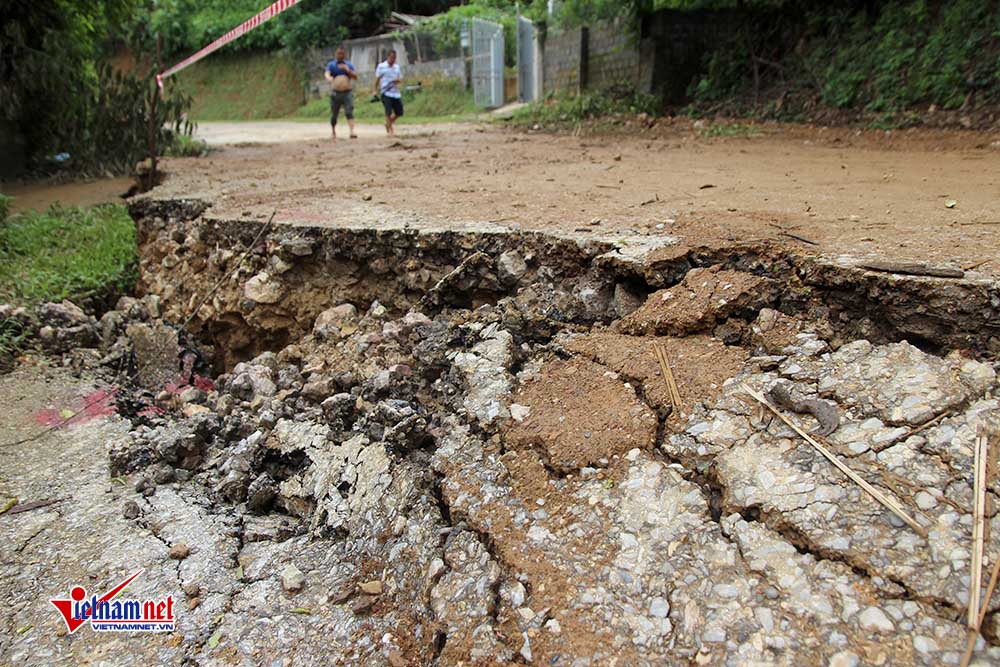 Hòa Bình: Thêm nhiều nhà nứt toác, chực sập xuống sông Đà