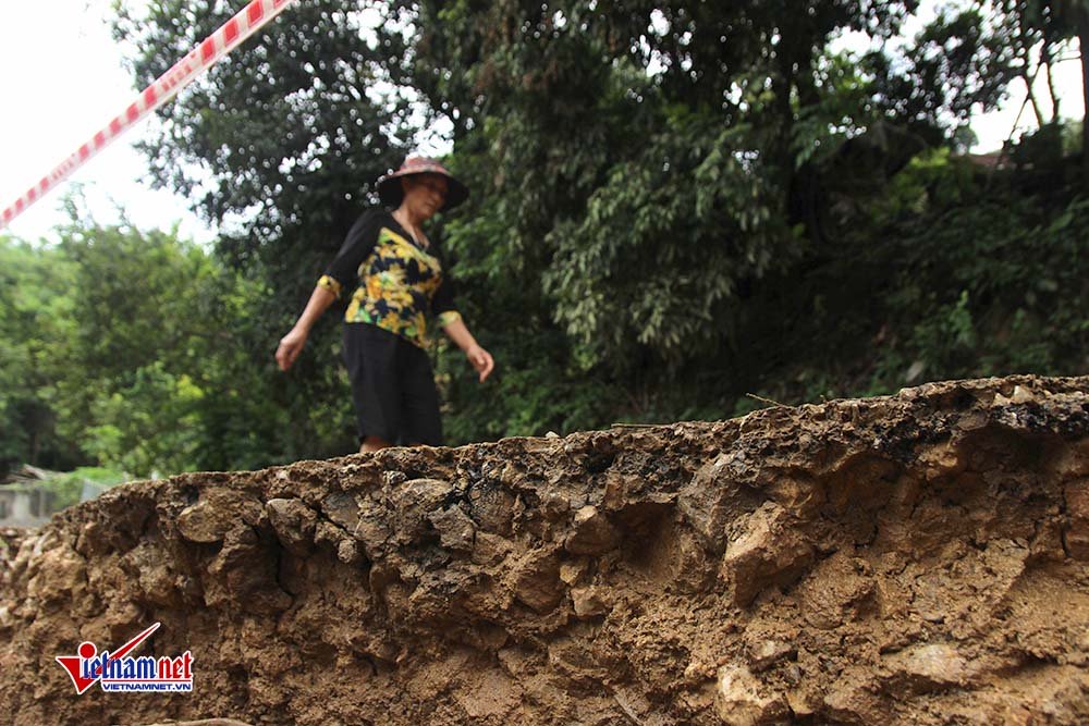 Hòa Bình: Thêm nhiều nhà nứt toác, chực sập xuống sông Đà