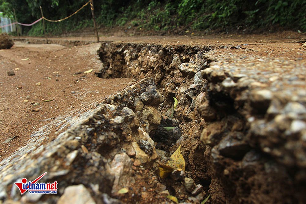 Hòa Bình: Thêm nhiều nhà nứt toác, chực sập xuống sông Đà