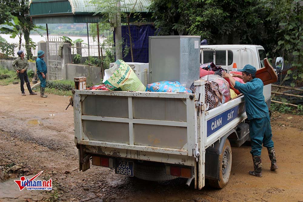 Hòa Bình: Thêm nhiều nhà nứt toác, chực sập xuống sông Đà