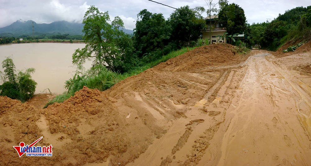 Hòa Bình: Thêm nhiều nhà nứt toác, chực sập xuống sông Đà