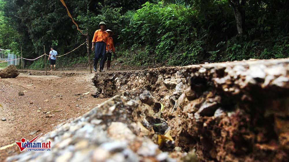 Hòa Bình: Thêm nhiều nhà nứt toác, chực sập xuống sông Đà