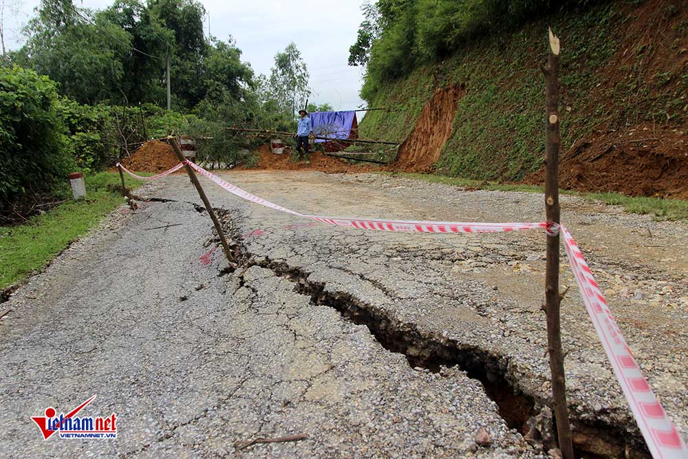 Hòa Bình: Thêm nhiều nhà nứt toác, chực sập xuống sông Đà