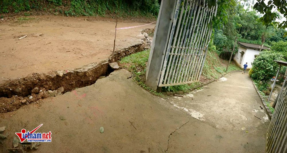 Hòa Bình: Thêm nhiều nhà nứt toác, chực sập xuống sông Đà