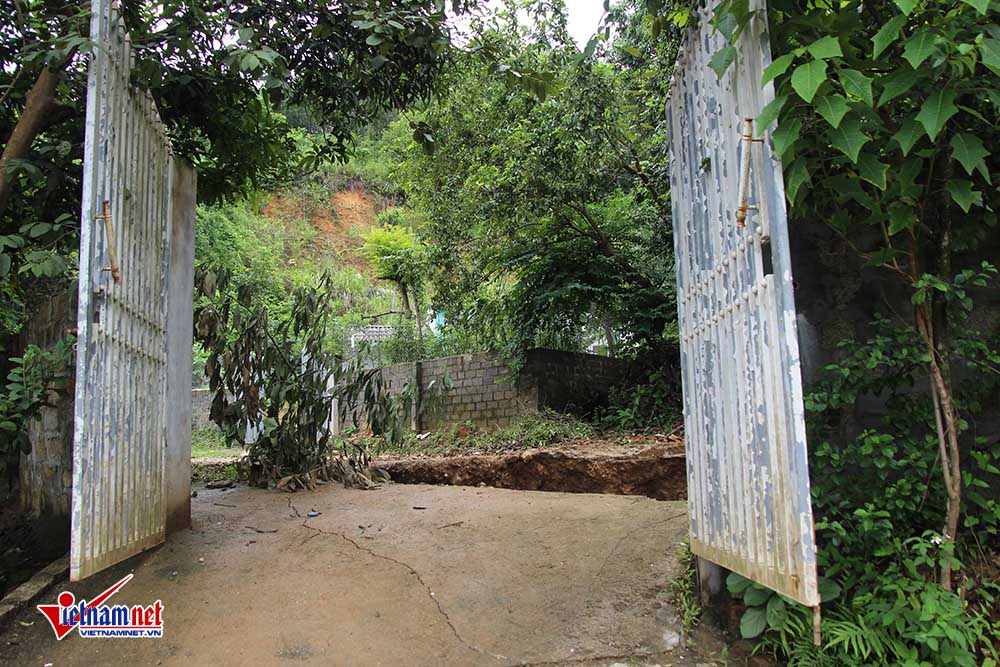 Hòa Bình: Thêm nhiều nhà nứt toác, chực sập xuống sông Đà