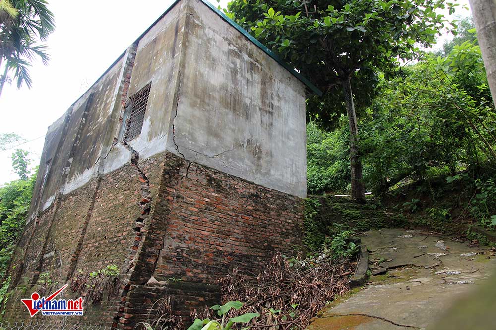 Hòa Bình: Thêm nhiều nhà nứt toác, chực sập xuống sông Đà