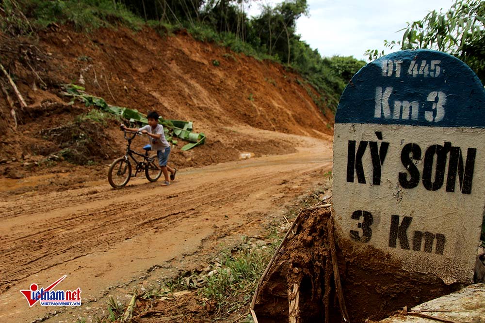 Hòa Bình: Thêm nhiều nhà nứt toác, chực sập xuống sông Đà