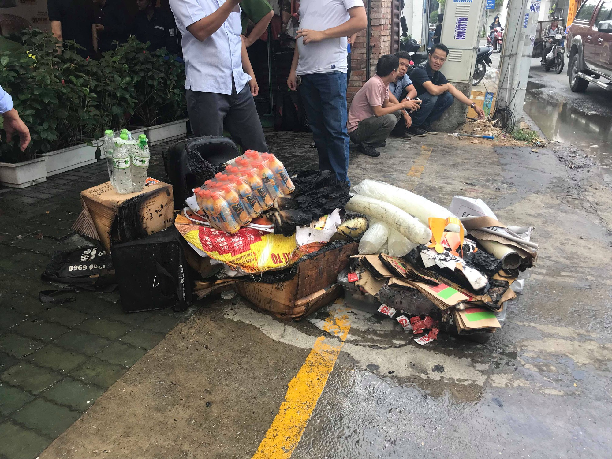 Cửa hàng thức ăn nhanh ở khu cao cấp Thảo Điền bốc cháy ngùn ngụt, hàng chục người tháo chạy ra ngoài