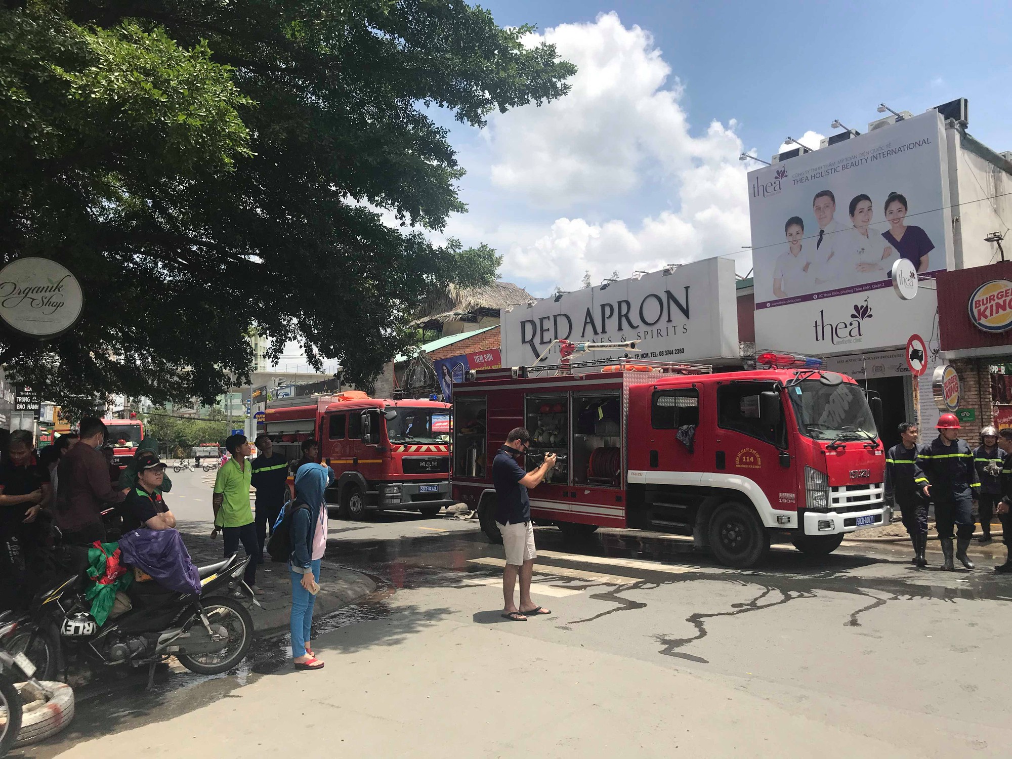 Cửa hàng thức ăn nhanh ở khu cao cấp Thảo Điền bốc cháy ngùn ngụt, hàng chục người tháo chạy ra ngoài