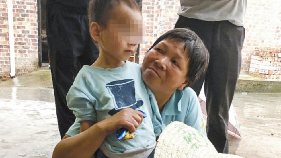 Em bé 3 tuổi sống một mình cùng xác ông suốt 5 ngày