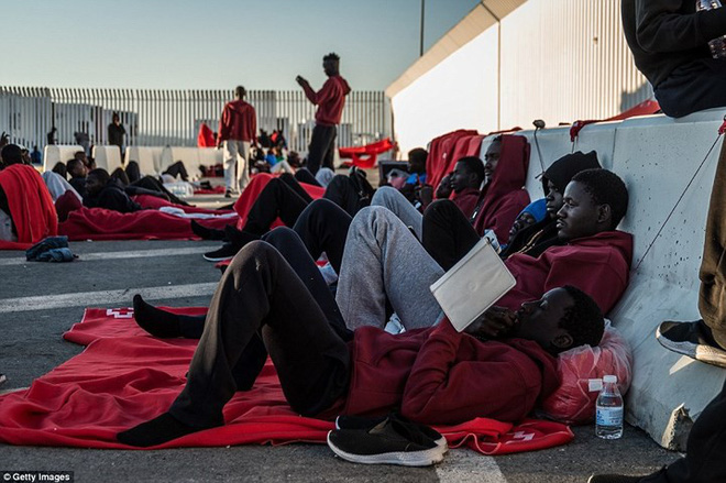 Ảnh: Cuộc sống vạ vật của hàng trăm người tị nạn ở Tây Ban Nha