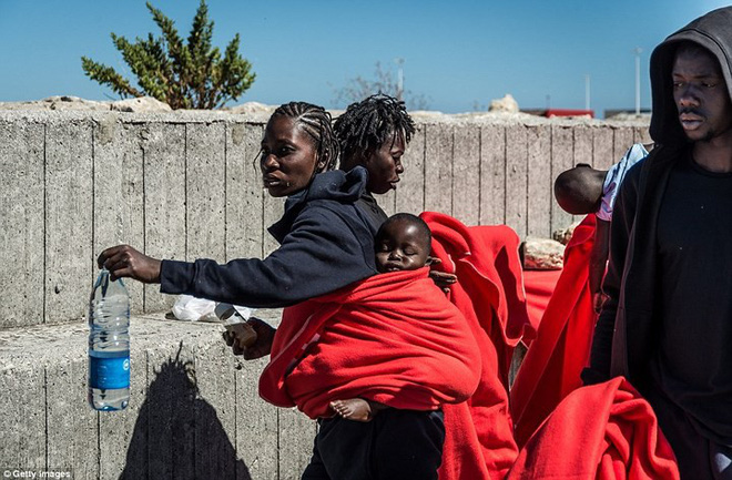 Ảnh: Cuộc sống vạ vật của hàng trăm người tị nạn ở Tây Ban Nha