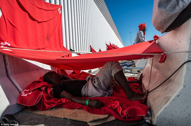 Ảnh: Cuộc sống vạ vật của hàng trăm người tị nạn ở Tây Ban Nha