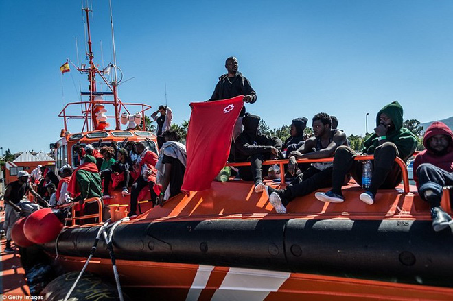 Ảnh: Cuộc sống vạ vật của hàng trăm người tị nạn ở Tây Ban Nha