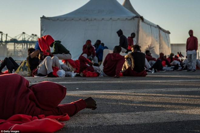 Ảnh: Cuộc sống vạ vật của hàng trăm người tị nạn ở Tây Ban Nha